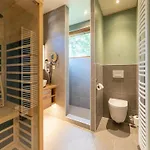 Spacious Retreat With Rooftop *