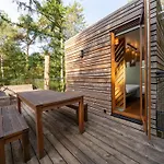 Spacious Retreat With Rooftop 度假居