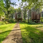 Spacious Retreat With Rooftop *