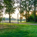 Spacious Retreat With Rooftop *