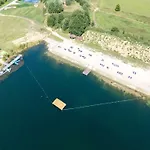 Spacious Retreat With Rooftop 度假居 *