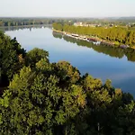 Spacious Retreat With Rooftop