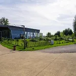 Spacious Retreat With Rooftop 度假居