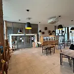 Spacious Retreat With Rooftop 度假居 *