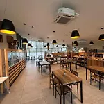 Spacious Retreat With Rooftop *