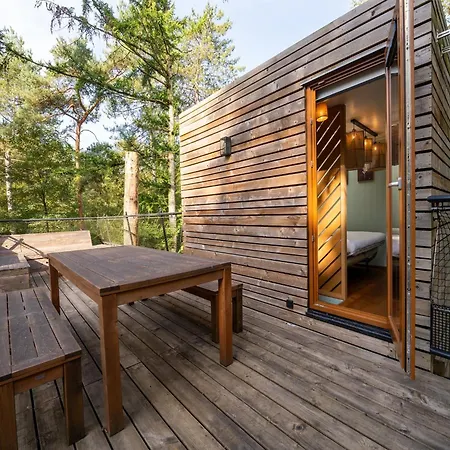 Spacious Retreat With Rooftop 度假居