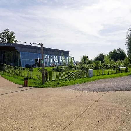 Spacious Retreat With Rooftop Vakantiehuis
