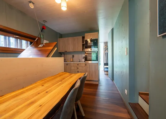 Vakantiehuis Spacious Retreat With Rooftop