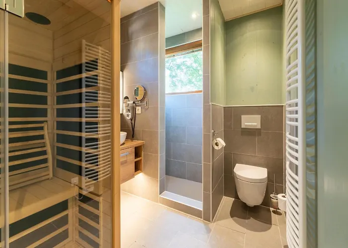 Spacious Retreat With Rooftop *