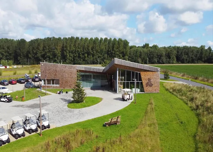 Spacious Retreat With Rooftop