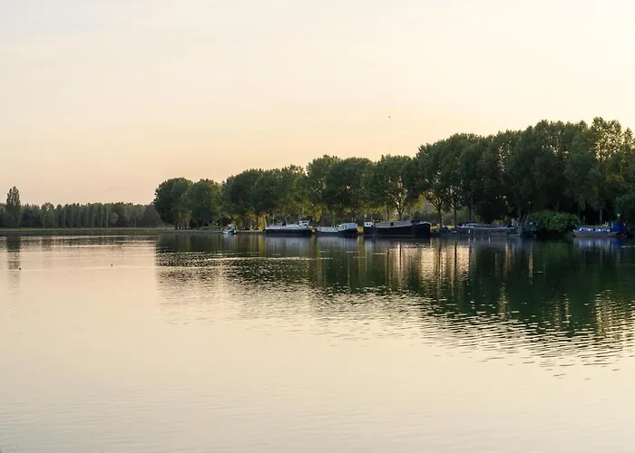 Vakantiehuis Spacious Retreat With Rooftop *