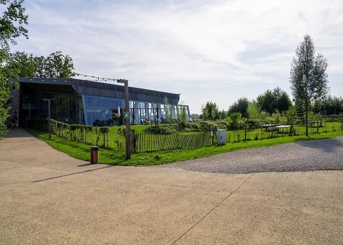 Spacious Retreat With Rooftop Vakantiehuis