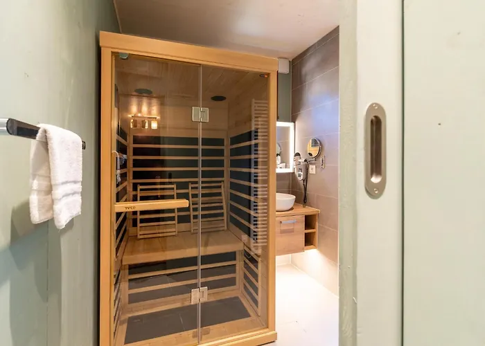 Vakantiehuis Spacious Retreat With Rooftop