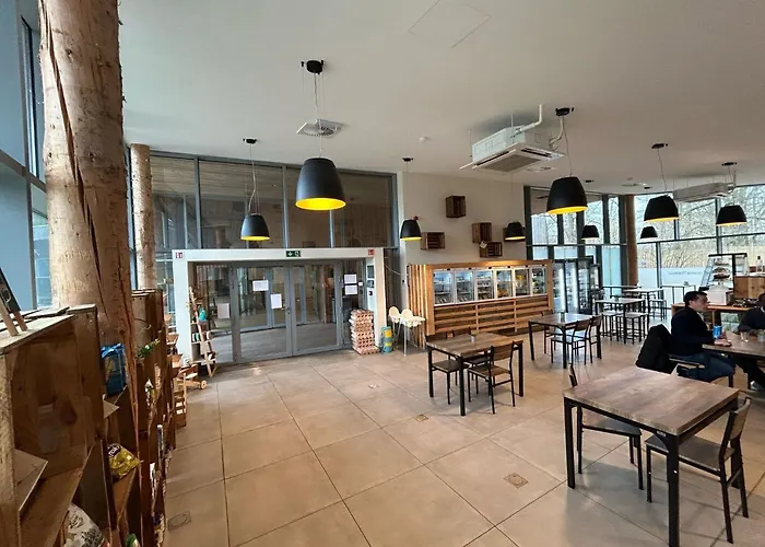 Spacious Retreat With Rooftop Vakantiehuis *