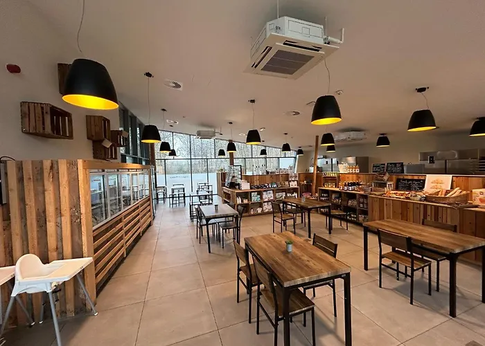 Spacious Retreat With Rooftop *